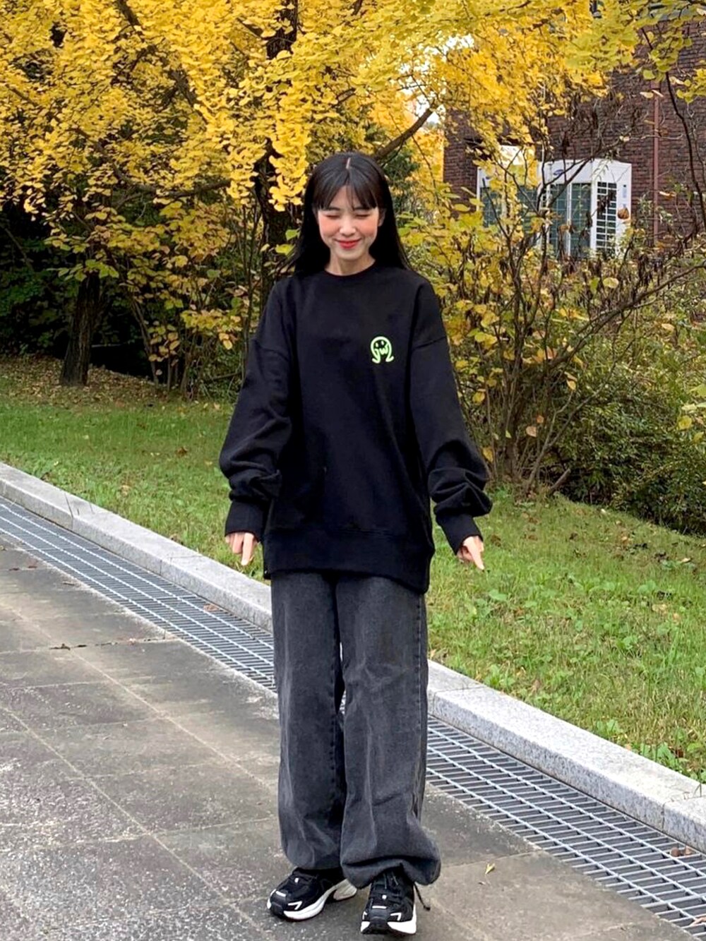 ホワイト系のスニーカーを着用したレディースの秋コーディネートの2枚目の写真