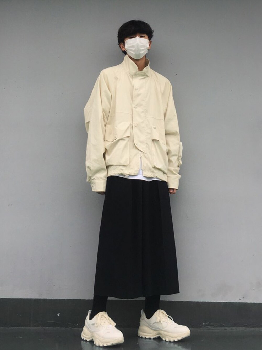 ホワイト系のスニーカーを着用したメンズの冬コーディネートの2枚目の写真