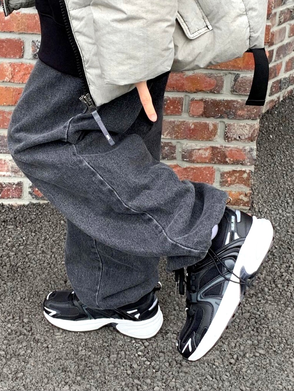 ホワイト系のスニーカーを着用したレディースの秋コーディネートの4枚目の写真