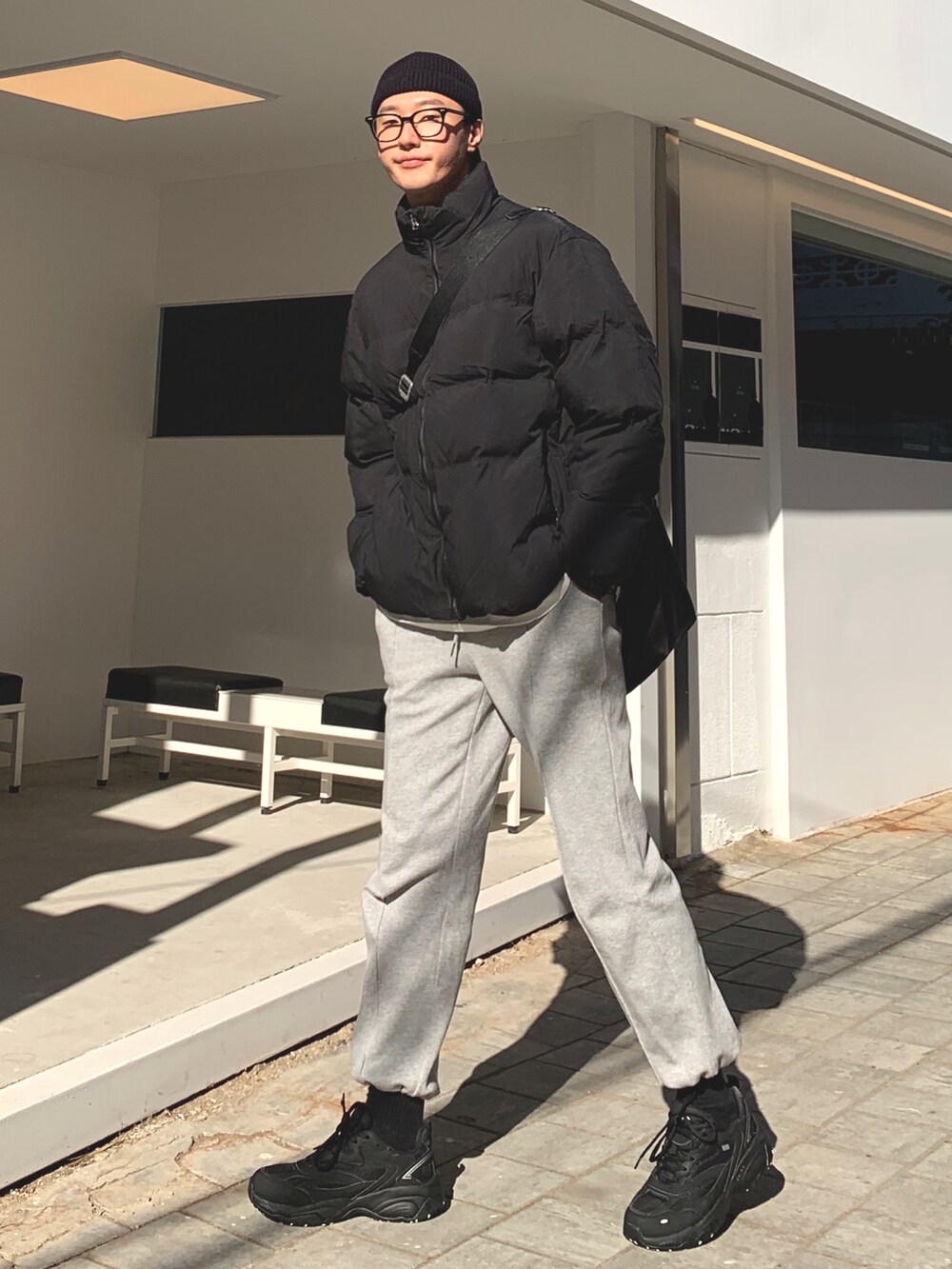 ホワイト系のスニーカーを着用したメンズの秋コーディネートの2枚目の写真