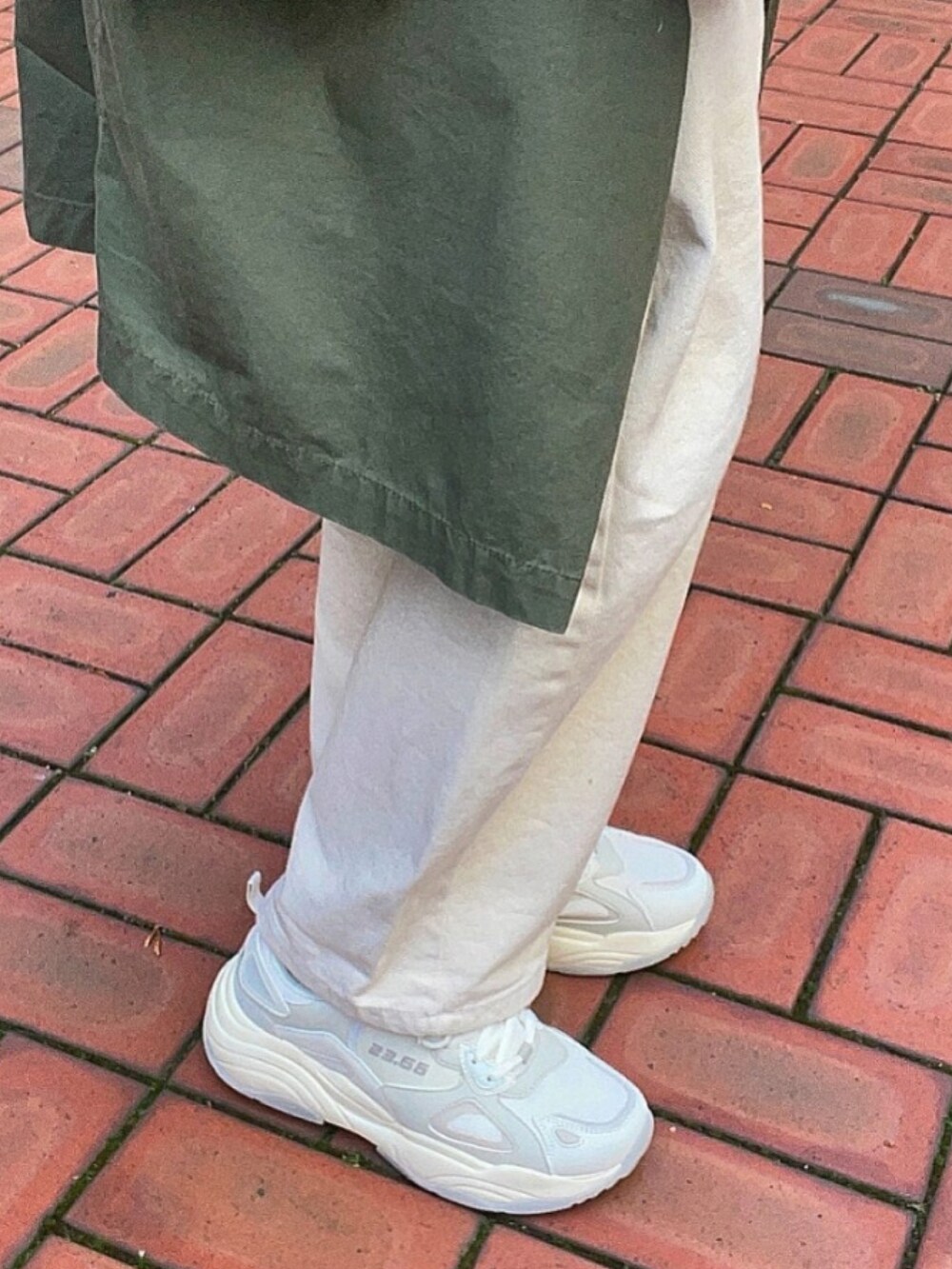 ホワイト系のシューズを着用したメンズの冬コーディネートの3枚目の写真