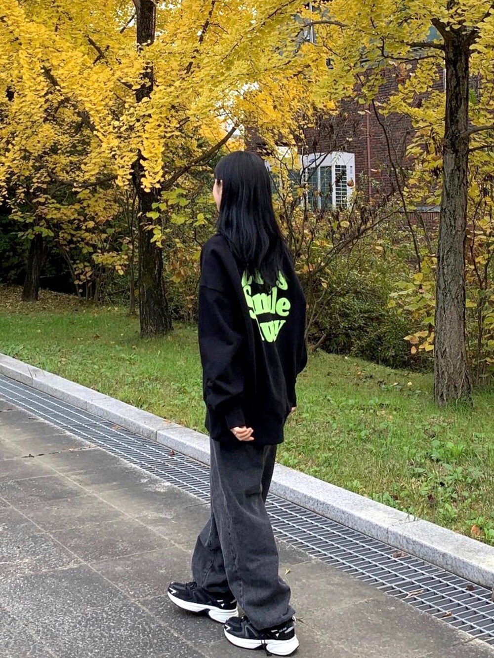 ホワイト系のスニーカーを着用したレディースの秋コーディネートの3枚目の写真