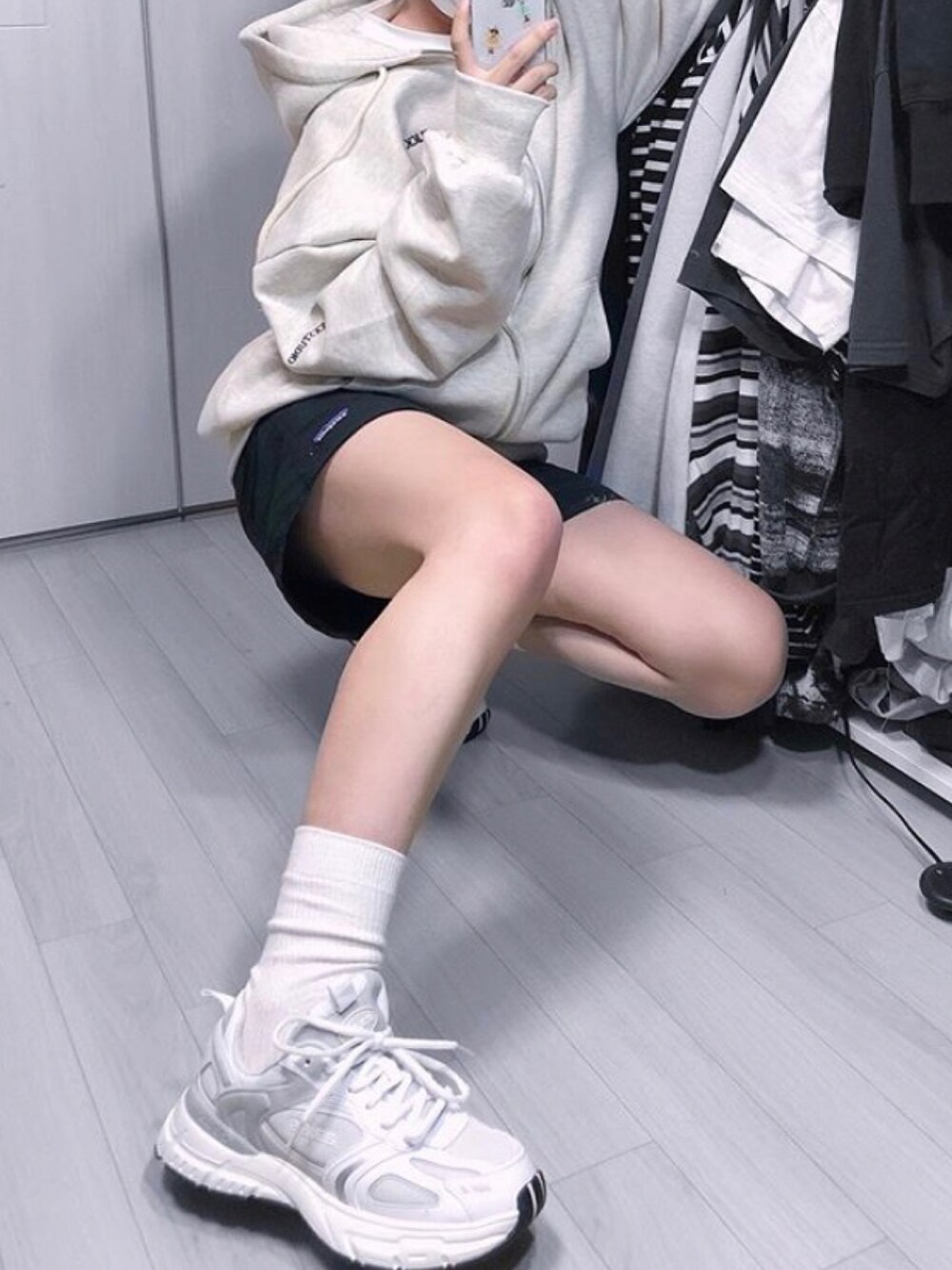 グレー系のスニーカーを着用したメンズの秋コーディネートの4枚目の写真