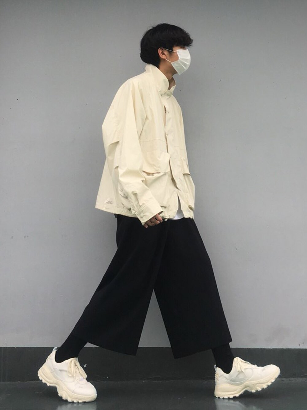 ホワイト系のスニーカーを着用したメンズの冬コーディネートの3枚目の写真