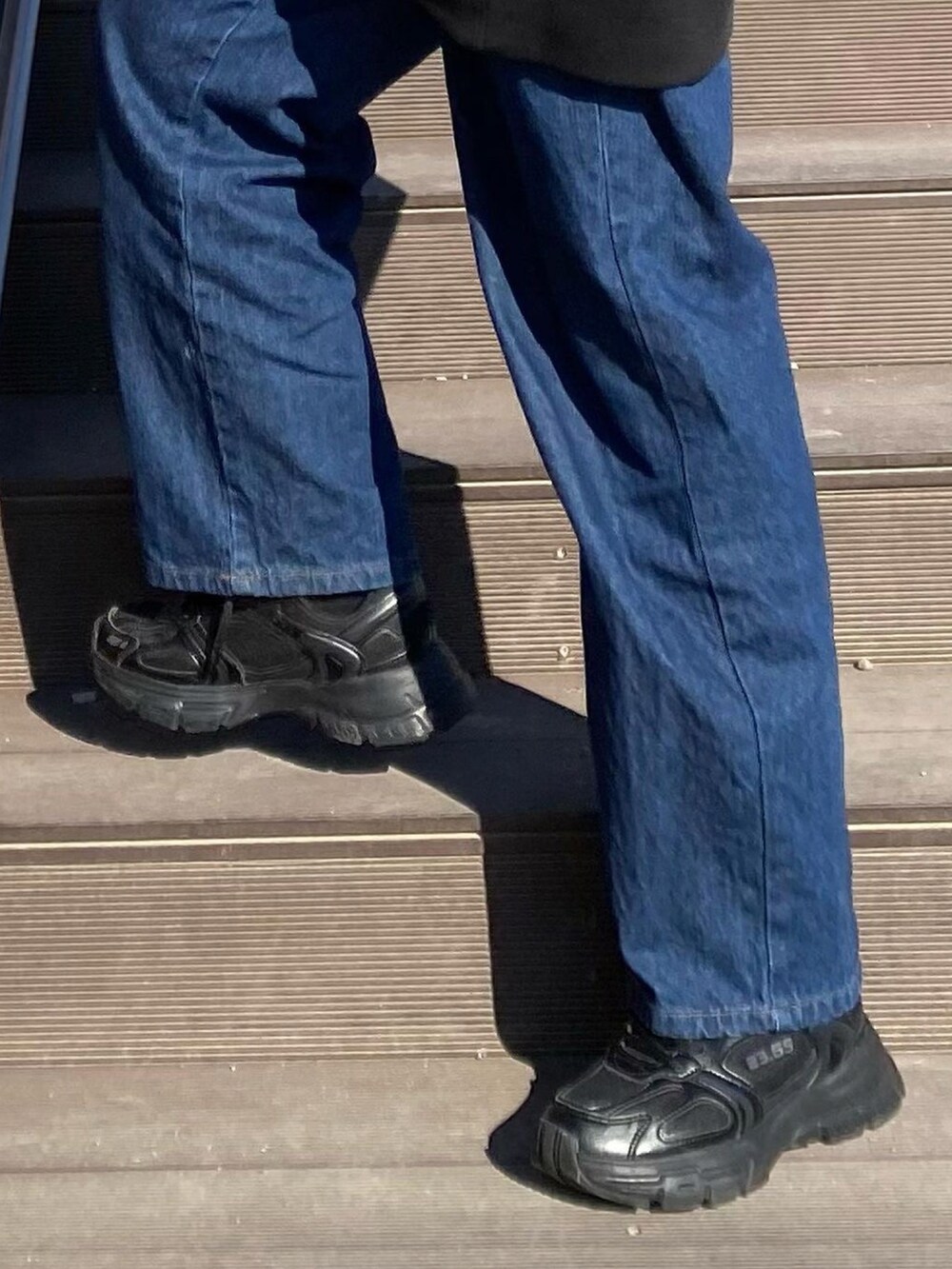 ブラック系のスニーカーを着用したレディースの秋コーディネートの3枚目の写真