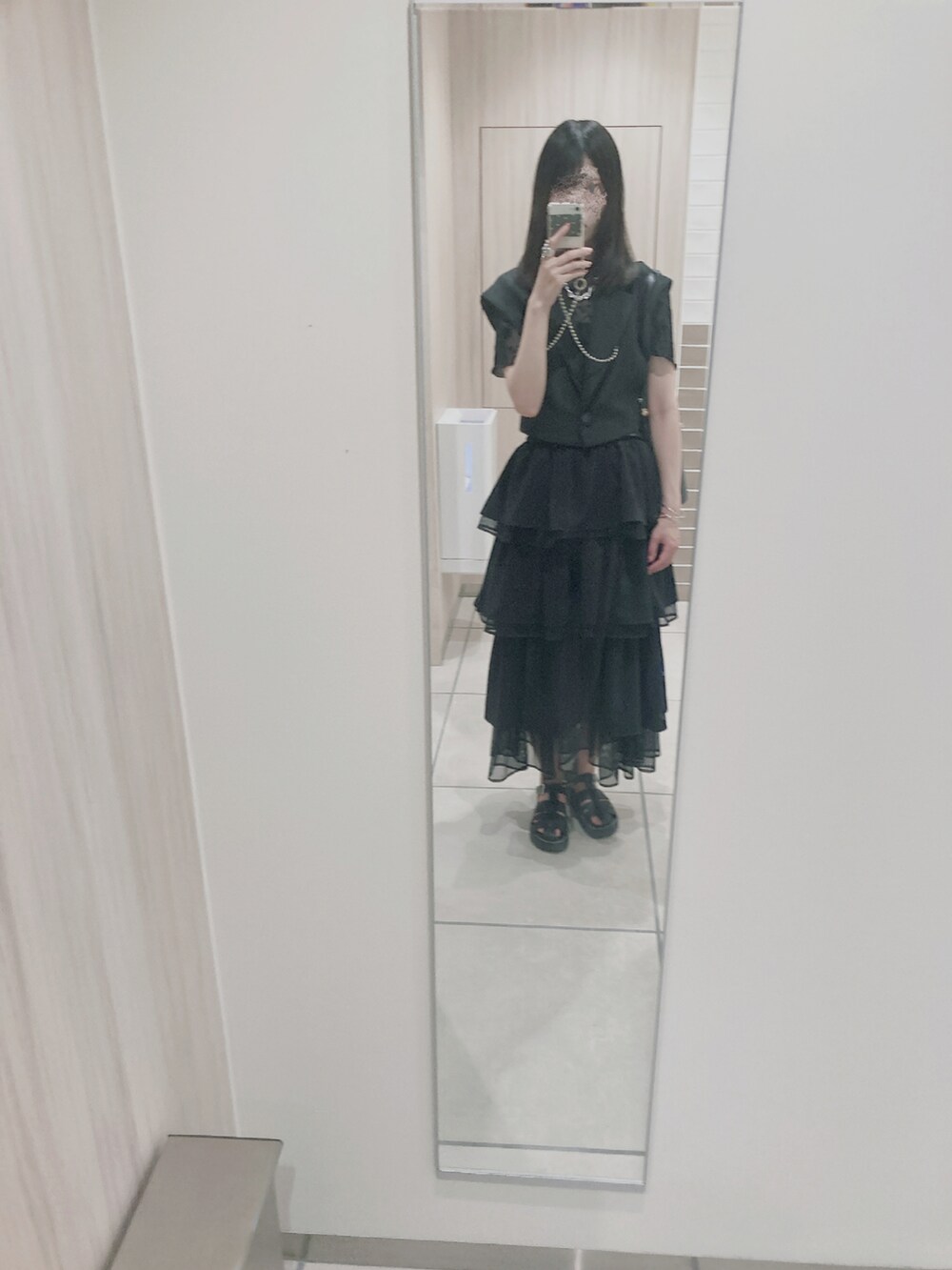 ブラック系のTシャツ/カットソー、ブラック系のスカートを着用したレディースの夏コーディネートの2枚目の写真