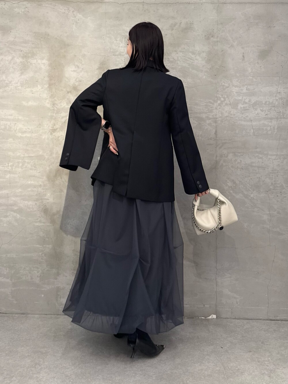 「ジャケット、テーラードジャケット、おでかけコーデ、春カラー、大人かわいい、初春コーデ、着回しコーデ、デートコーデ、休日スタイル、キレイめ、きれいめ、大人っぽコーデ、モノトーン、モノトーンコーデ」｜「Lui'sの2WAYスリーブストレッチツイルオーバーダブルジャケット（テーラードジャケット、ブラック系）」を使った、miuさん（骨格ストレート・レディース・158cm）の春コーディネートの4枚目の写真