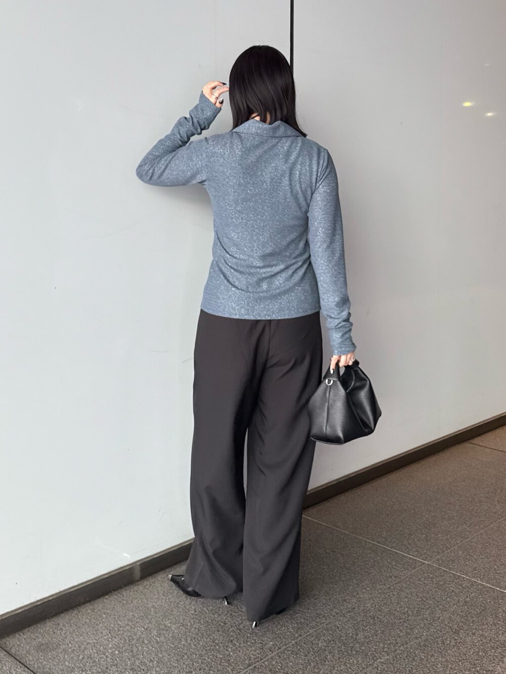 「ラメ、ラメニット、ニットポロ、スラックスパンツ、スラックスコーデ、綺麗め、綺麗めコーデ、綺麗めカジュアル、綺麗めスタイル、キレイめ、きれいめコーディネート、モノトーンコーデ、モノトーン、さしいろ」｜「Lui'sの3WAYハンドルミニバッグ（ショルダーバッグ、ブラック系）」を使った、miuさん（骨格ストレート・レディース・158cm）の春コーディネートの3枚目の写真