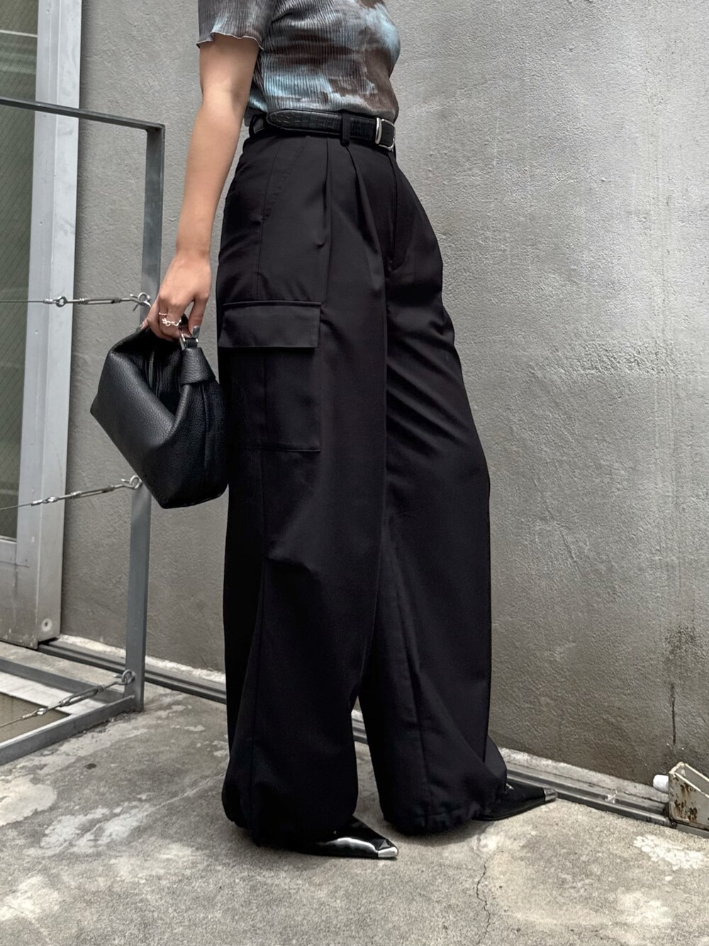 「シンプルコーデ、大人女子、楽チンコーデ、オトナカジュアル、最近のいい感じコーデ、春服コーデ、きれいめコーデ、シアートップス、シアー、カーゴパンツ、カーゴパンツコーデ、モード、モードカジュアル」｜「Lui'sのプリーツシアートップス（Tシャツ/カットソー、ブルー系）」を使った、miuさん（レディース・158cm）の春コーディネートの6枚目の写真