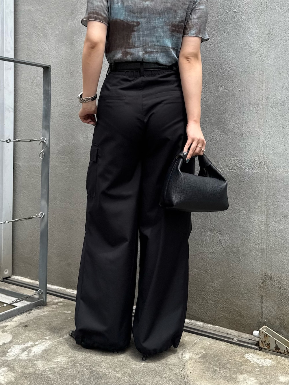 「シンプルコーデ、大人女子、楽チンコーデ、オトナカジュアル、最近のいい感じコーデ、春服コーデ、きれいめコーデ、シアートップス、シアー、カーゴパンツ、カーゴパンツコーデ、モード、モードカジュアル」｜「Lui'sのプリーツシアートップス（Tシャツ/カットソー、ブルー系）」を使った、miuさん（レディース・158cm）の春コーディネートの7枚目の写真