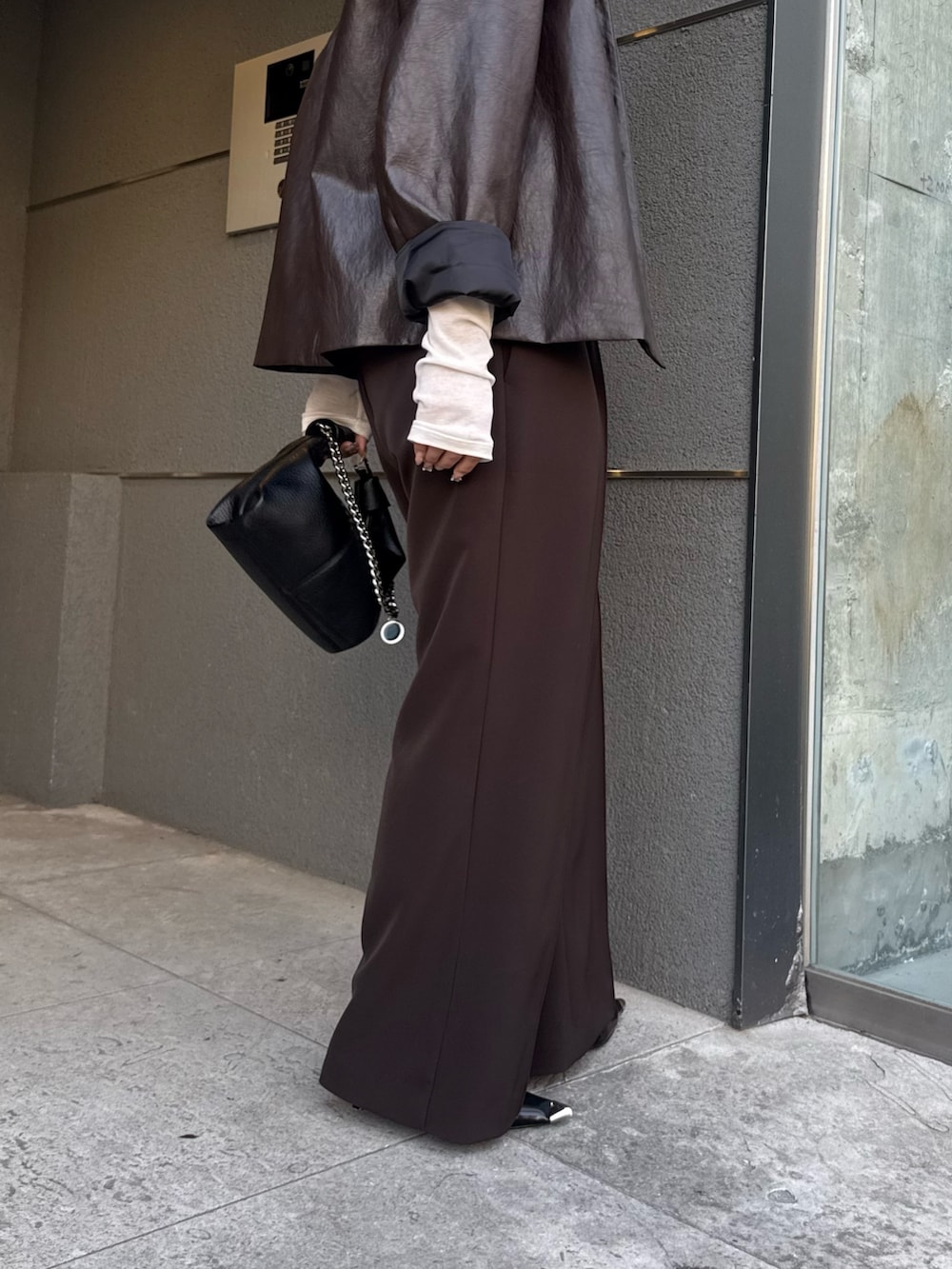 ブラウン系のテーラードジャケット、ホワイト系のTシャツ/カットソー、ブラウン系のスラックスを着用したレディースの冬コーディネートの5枚目の写真