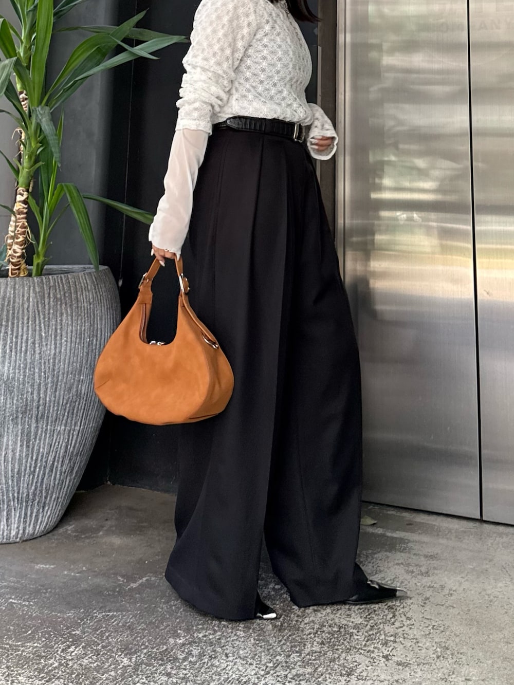 ホワイト系のTシャツ/カットソー、ブラック系のスラックス、ブラック系のベルトを着用したレディースの秋コーディネートの5枚目の写真