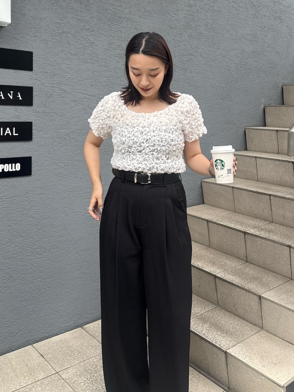 「夏コーデ、おでかけコーデ、パンツコーデ、ラクチンコーデ、夏服コーデ、初夏コーデ、シンプルカジュアル、大人ファッション、ポコポコ、スラックス、スラックスパンツ、綺麗め、綺麗めコーデ」｜「Lui'sのポコポコシャーリングトップス（Tシャツ/カットソー、ホワイト系）」を使った、miuさん（レディース・158cm）の夏コーディネートの3枚目の写真