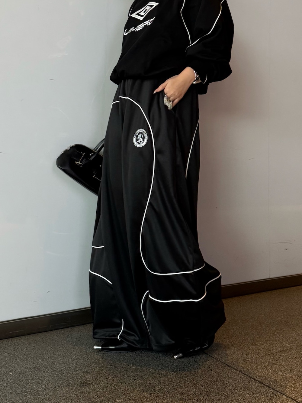 ブラック系のスウェット、ブラック系のその他パンツを着用したレディースの春コーディネートの6枚目の写真