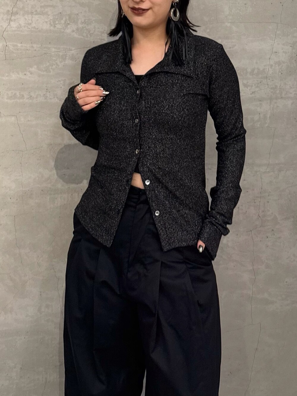 ブラック系のスラックス、ブラック系のカーディガン/ボレロを着用したレディースの春コーディネートの2枚目の写真