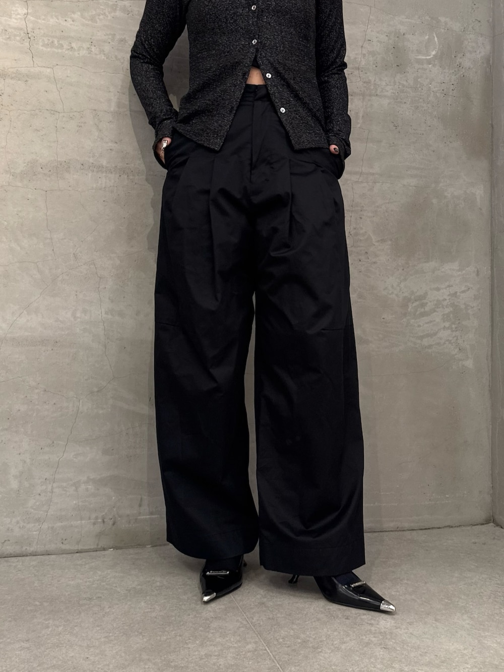 ブラック系のスラックス、ブラック系のカーディガン/ボレロを着用したレディースの春コーディネートの4枚目の写真