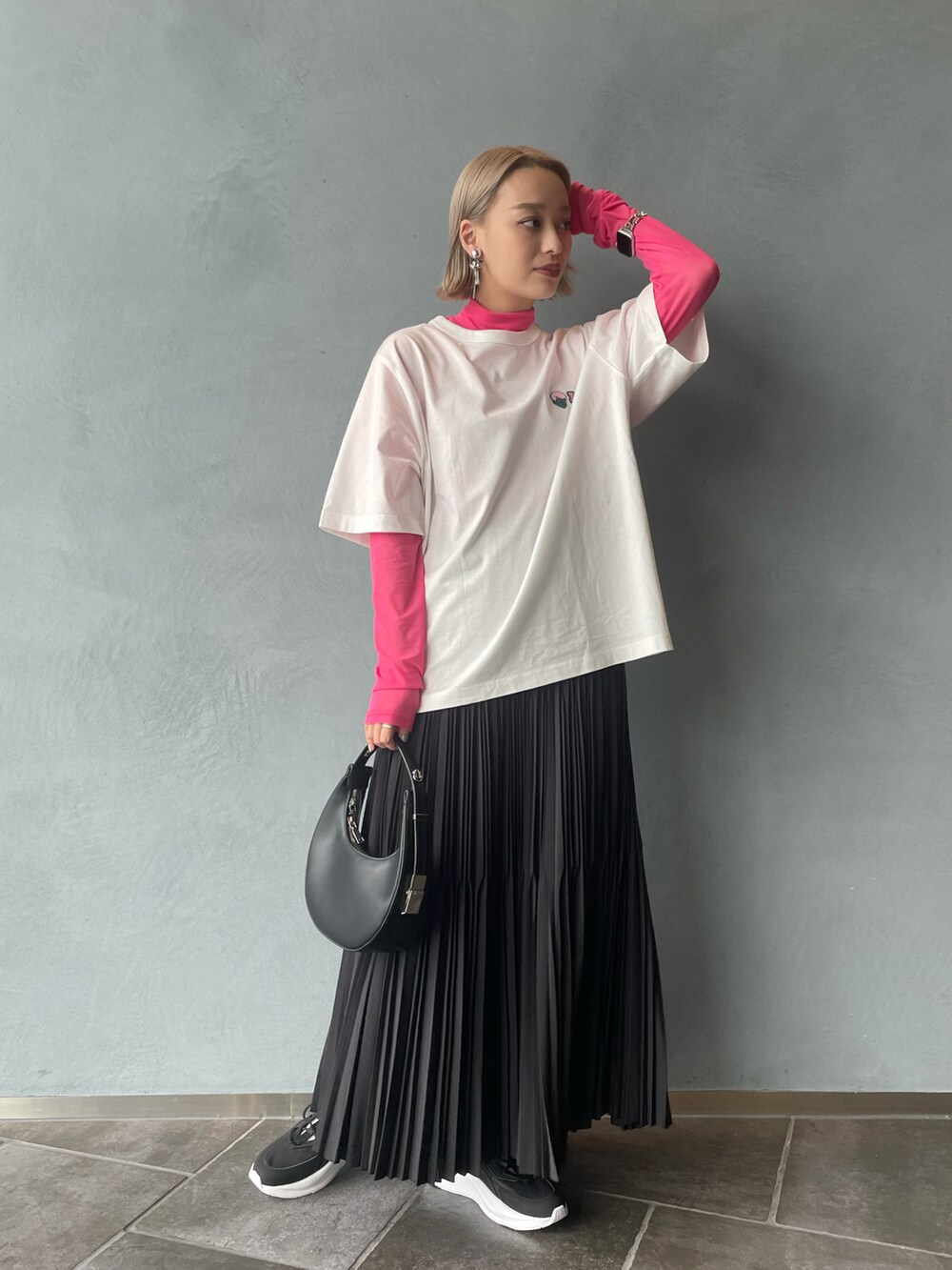 ホワイト系のTシャツ/カットソー、ピンク系のTシャツ/カットソー、ブラック系のスカートを着用したレディースの夏コーディネートの4枚目の写真