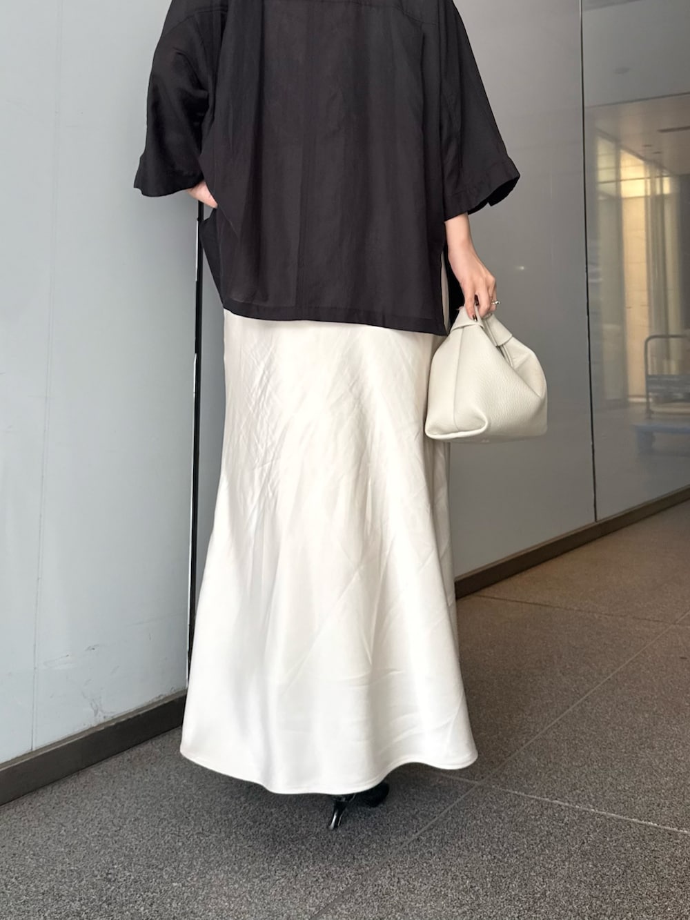 「ジャケット、ジャケットスタイル、ジャケットコーデ、シアートップス、シアー、サテンスカート、モノトーン、モノトーンコーデ、きれいめ、キレイめ」｜「Lui'sのスリーブスリットシアージャケット（テーラードジャケット、ブラック系）」を使った、miuさん（レディース・158cm）の夏コーディネートの5枚目の写真