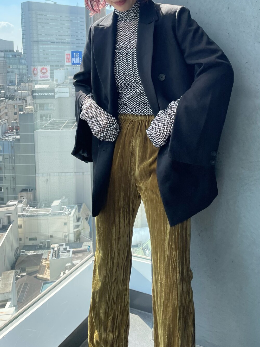 グリーン系のテーラードジャケット、ブラック系のTシャツ/カットソー、グリーン系のその他パンツを着用したレディースの秋コーディネートの2枚目の写真