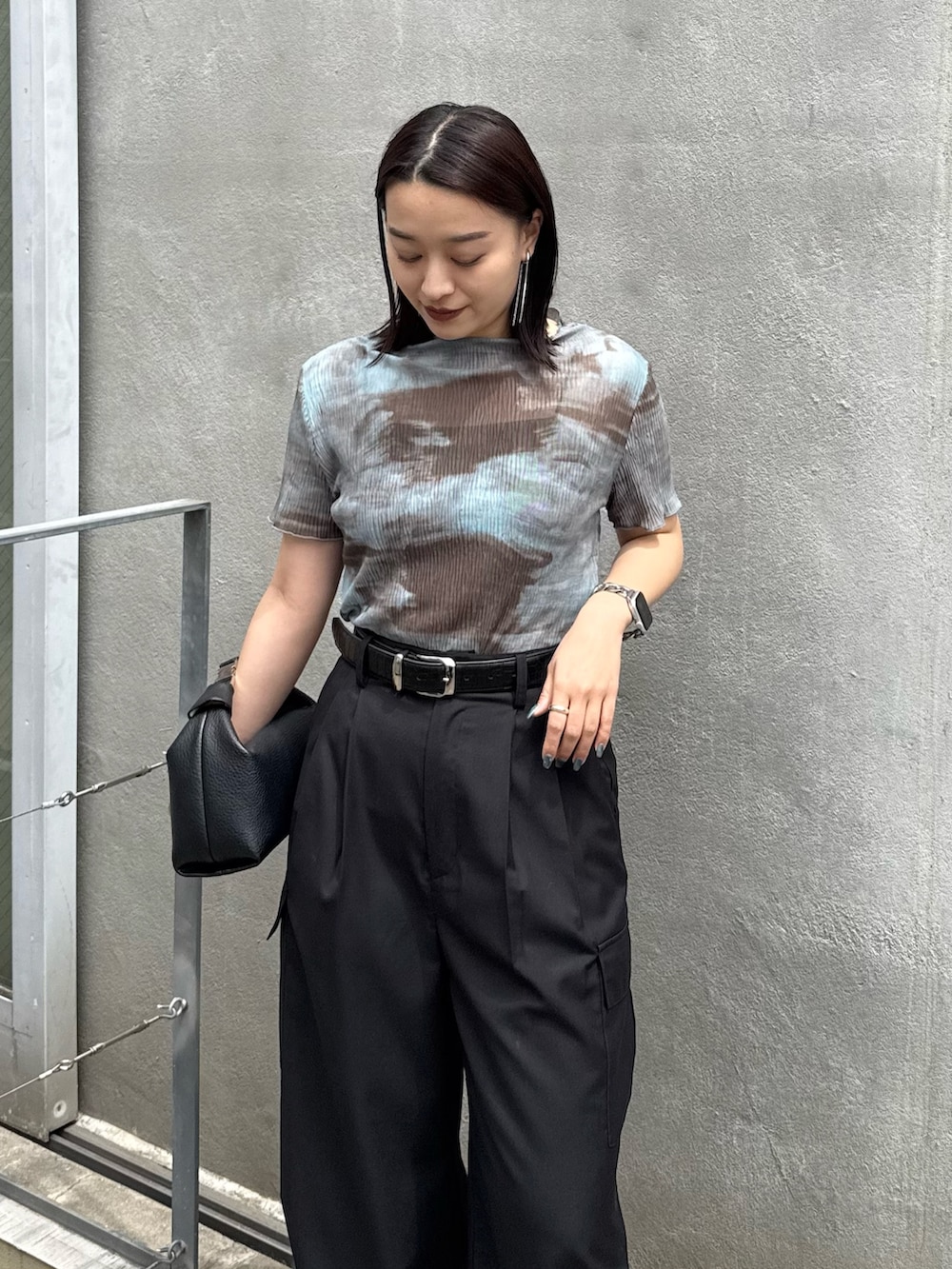 「シンプルコーデ、大人女子、楽チンコーデ、オトナカジュアル、最近のいい感じコーデ、春服コーデ、きれいめコーデ、シアートップス、シアー、カーゴパンツ、カーゴパンツコーデ、モード、モードカジュアル」｜「Lui'sのプリーツシアートップス（Tシャツ/カットソー、ブルー系）」を使った、miuさん（レディース・158cm）の春コーディネートの3枚目の写真