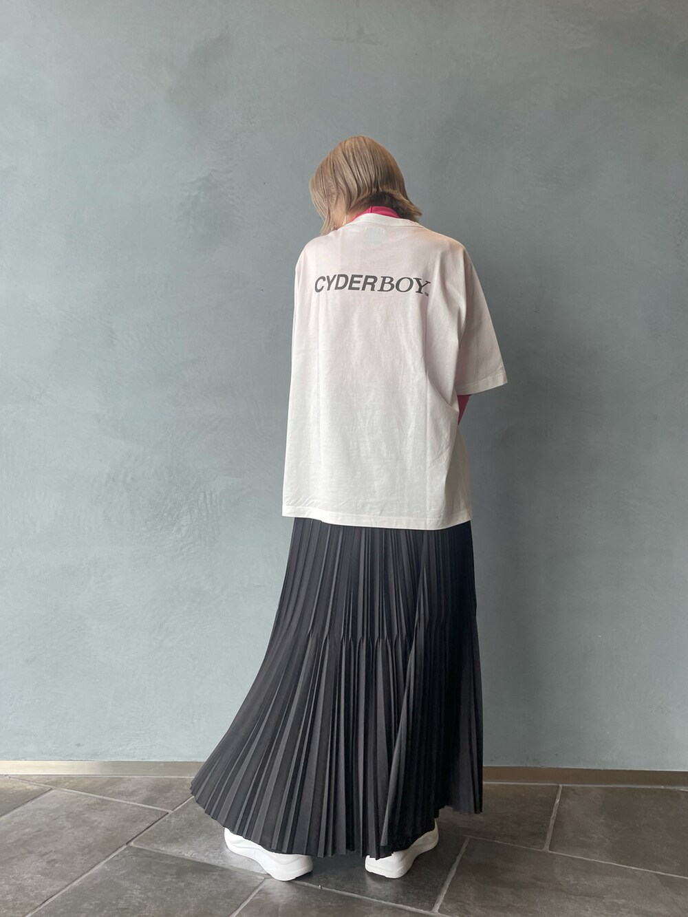 ホワイト系のTシャツ/カットソー、ピンク系のTシャツ/カットソー、ブラック系のスカートを着用したレディースの夏コーディネートの5枚目の写真