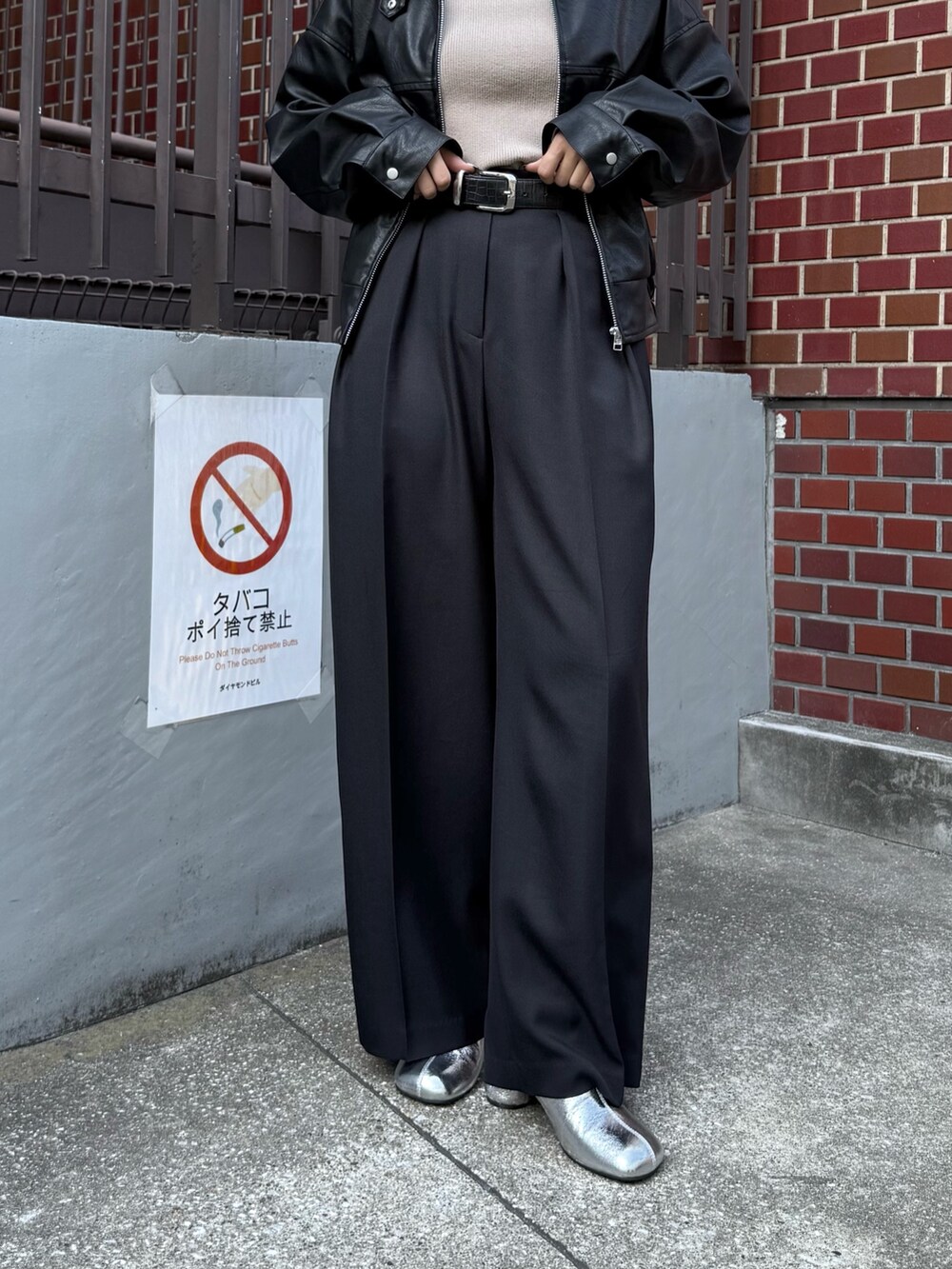 ブラック系のブルゾン、ベージュ系のニット/セーター、ブラック系のスラックスを着用したレディースの秋コーディネートの6枚目の写真