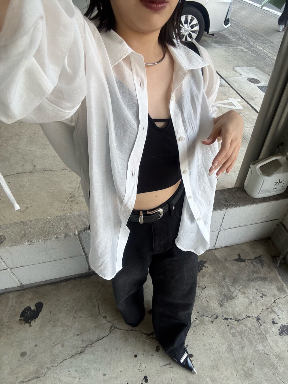 「春コーデ、春めき満開コーデ、春服、オトナカワイイ、シアートップス、お出かけコーデ、モノトーン、シンプルコーデ、きれいめカジュアル、春、シャツスタイル、デニム、デニムパンツ、デニムコーデ、綺麗め」｜「Lui'sのシアーギャザ―スリーブシャツ（シャツ/ブラウス、ホワイト系）」を使った、miuさん（レディース・158cm）の春コーディネートの3枚目の写真