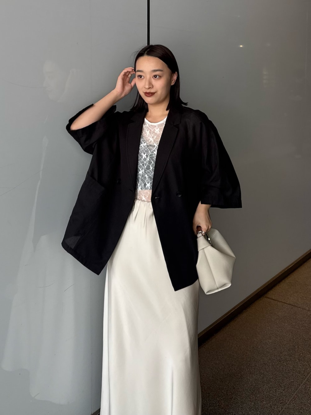 「ジャケット、ジャケットスタイル、ジャケットコーデ、シアートップス、シアー、サテンスカート、モノトーン、モノトーンコーデ、きれいめ、キレイめ」｜「Lui'sのスリーブスリットシアージャケット（テーラードジャケット、ブラック系）」を使った、miuさん（レディース・158cm）の夏コーディネートの2枚目の写真