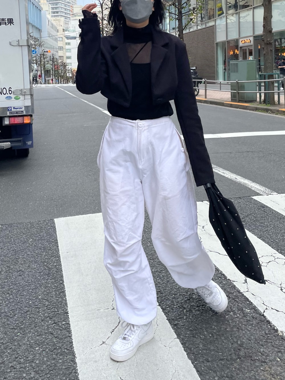 「Luis、luisfemme、モードストリート、ストリート、モードカジュアル、ジャケット、ジャケットスタイル、パラシュートパンツ、白パンツ、白パンツコーデ」｜「Lui'sのベロアメッシュハイネックトップス（Tシャツ/カットソー、ブラック系）」を使った、miuさん（レディース・158cm）の冬コーディネートの2枚目の写真