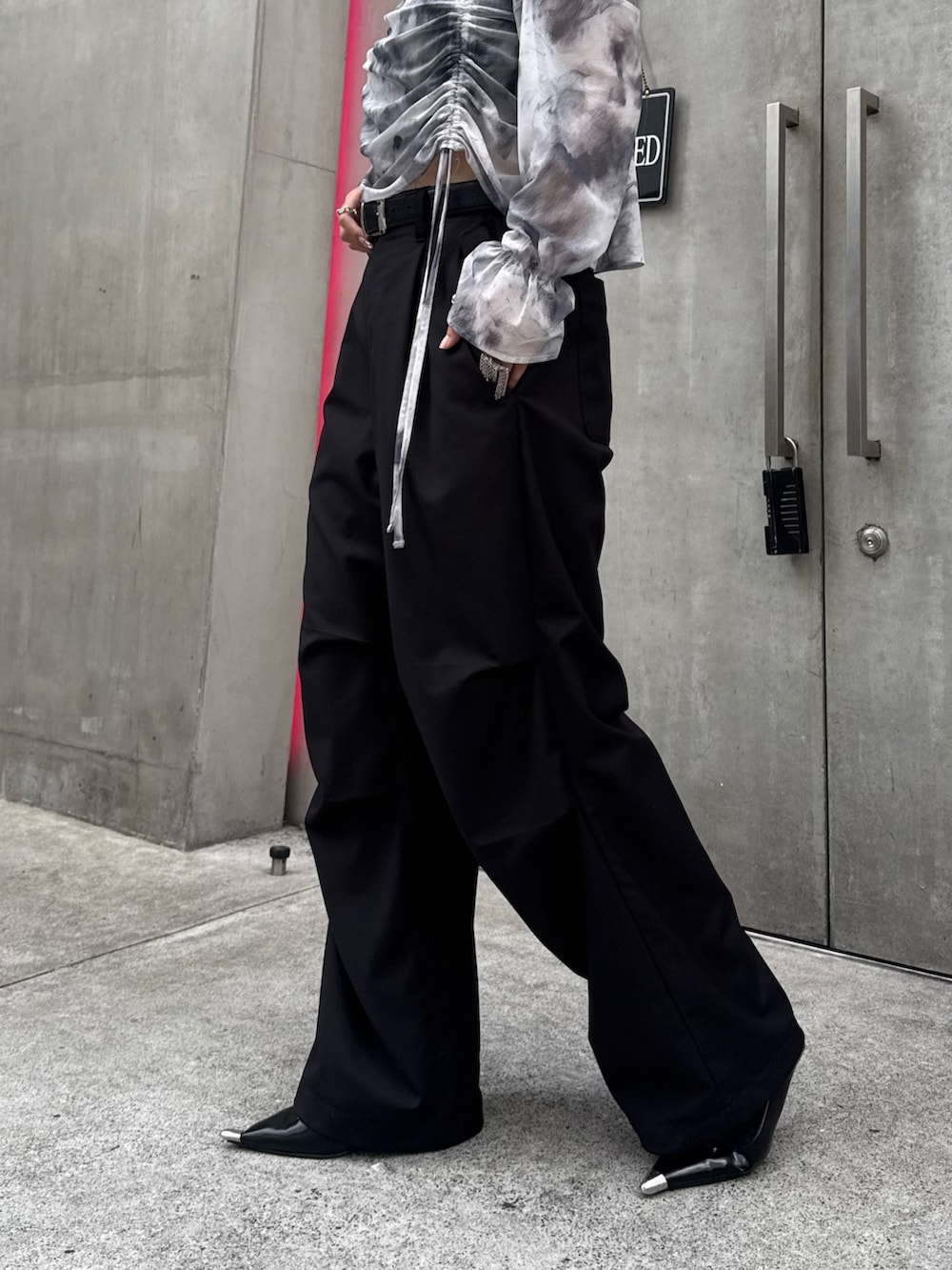 グレー系のTシャツ/カットソー、ブラック系のカーゴパンツ、ブラック系のトートバッグを着用したレディースの春コーディネートの4枚目の写真