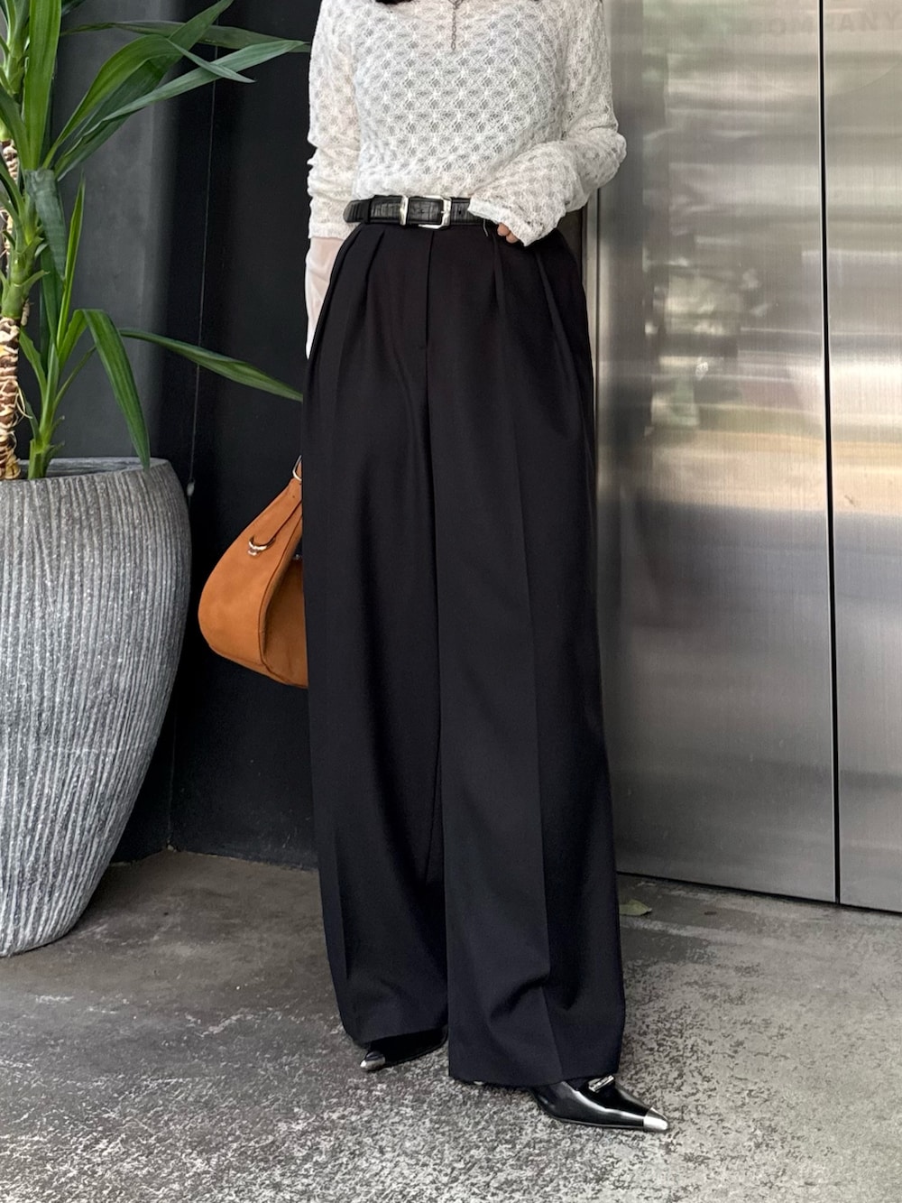 ホワイト系のTシャツ/カットソー、ブラック系のスラックス、ブラック系のベルトを着用したレディースの秋コーディネートの4枚目の写真