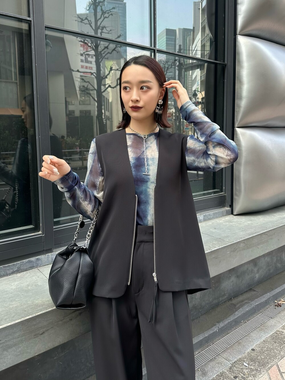 ブラック系のジャケット/アウター、ブルー系のTシャツ/カットソー、ブラック系のその他パンツを着用したレディースの春コーディネートの2枚目の写真