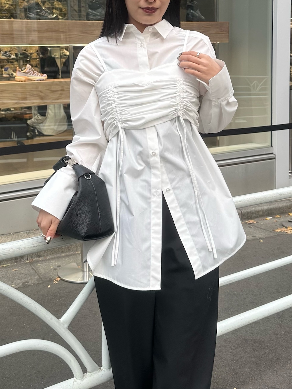 ホワイト系のシャツ/ブラウス、ブラック系のスラックス、ブラック系のショルダーバッグを着用したレディースの春コーディネートの2枚目の写真
