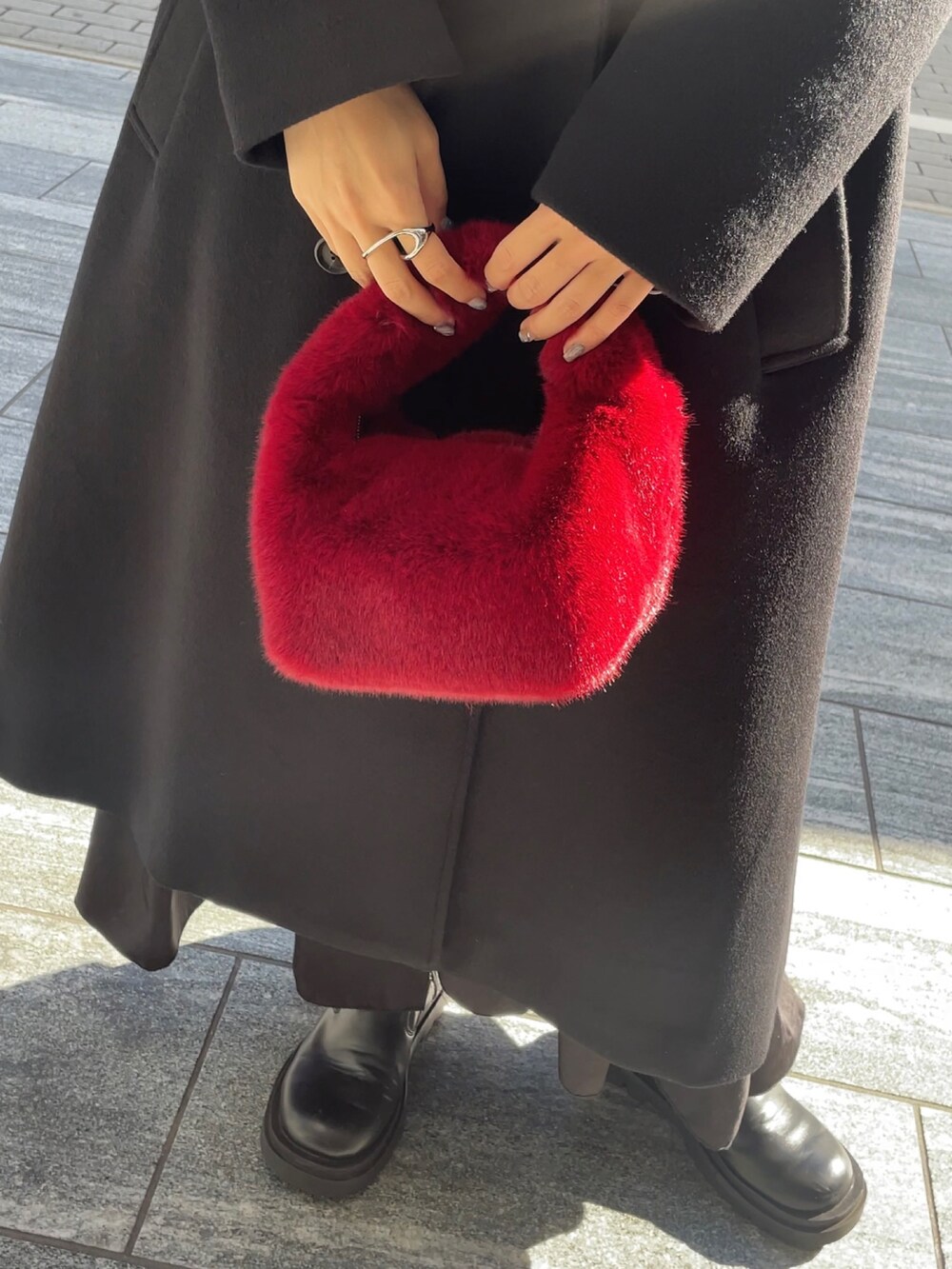 「メルトン、アウター、冬アウター、ロングコート、冬服コーデ、ファー小物、ファーバッグ、オールブラック、チェスターコート、今日のコーデ、Luis、luisfemme」｜「Lui'sのハイクオリティメルトンマキシダブルチェスターコート（チェスターコート、ブラック系）」を使った、miuさん（レディース・158cm）の秋コーディネートの5枚目の写真