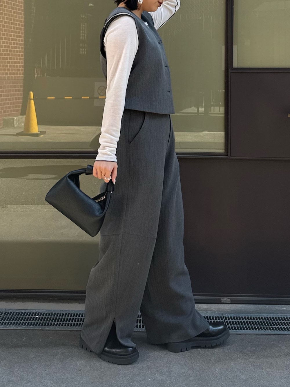 「ロンT、シアートップス、春服、春カラー、大人女子、おでかけコーデ、きれいめコーディネート、春夏コーデ、ジレ、ジレスタイル、ジレコーデ」｜「Lui'sのバックデザインVネックベスト（ダウンベスト、グレー系）」を使った、miuさん（レディース・158cm）の春コーディネートの2枚目の写真