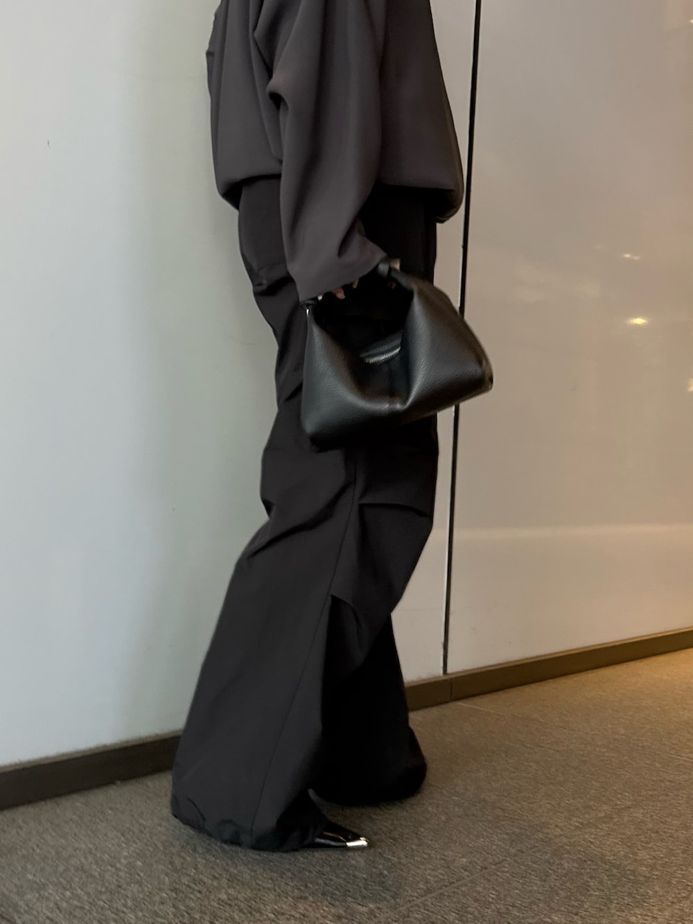 グレー系のシャツ/ブラウス、ブラック系のカーゴパンツ、ブラック系のショルダーバッグを着用したレディースの春コーディネートの5枚目の写真