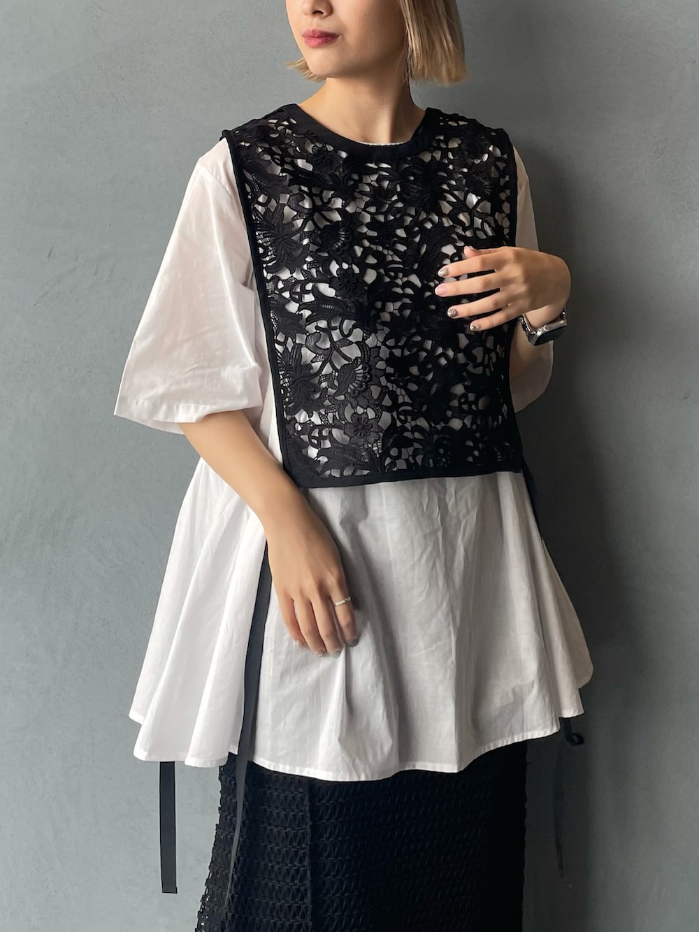 ブラック系のシャツ/ブラウス、ブラック系のスカート、ブラック系のサンダルを着用したレディースの夏コーディネートの3枚目の写真