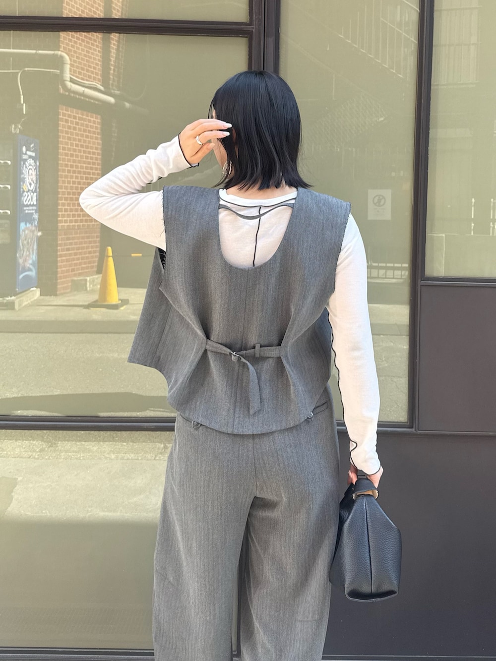 「ロンT、シアートップス、春服、春カラー、大人女子、おでかけコーデ、きれいめコーディネート、春夏コーデ、ジレ、ジレスタイル、ジレコーデ」｜「Lui'sのバックデザインVネックベスト（ダウンベスト、グレー系）」を使った、miuさん（レディース・158cm）の春コーディネートの6枚目の写真