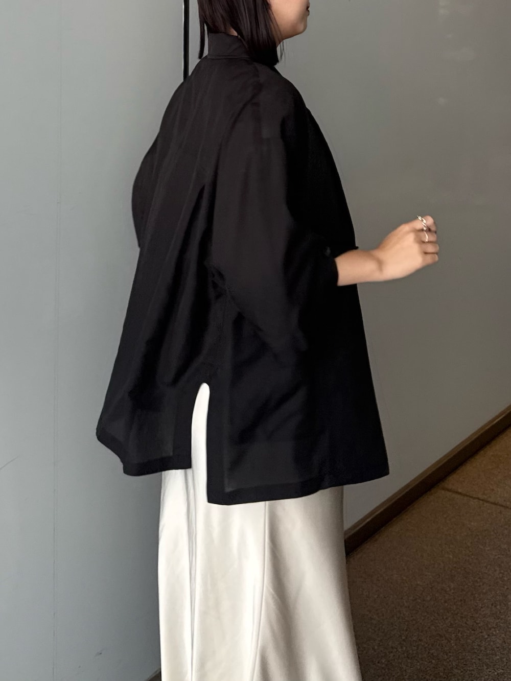 「ジャケット、ジャケットスタイル、ジャケットコーデ、シアートップス、シアー、サテンスカート、モノトーン、モノトーンコーデ、きれいめ、キレイめ」｜「Lui'sのスリーブスリットシアージャケット（テーラードジャケット、ブラック系）」を使った、miuさん（レディース・158cm）の夏コーディネートの3枚目の写真