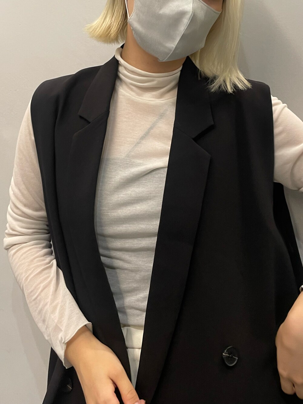 ブラック系のベスト、パープル系のTシャツ/カットソー、ホワイト系のその他パンツを着用したレディースの秋コーディネートの2枚目の写真