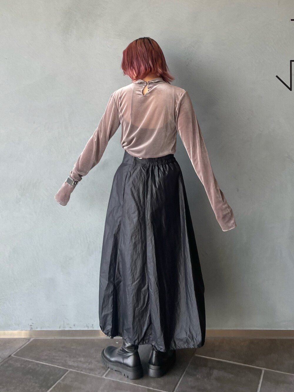 グリーン系のテーラードジャケット、ベージュ系のTシャツ/カットソー、ブラック系のスカートを着用したレディースの秋コーディネートの5枚目の写真