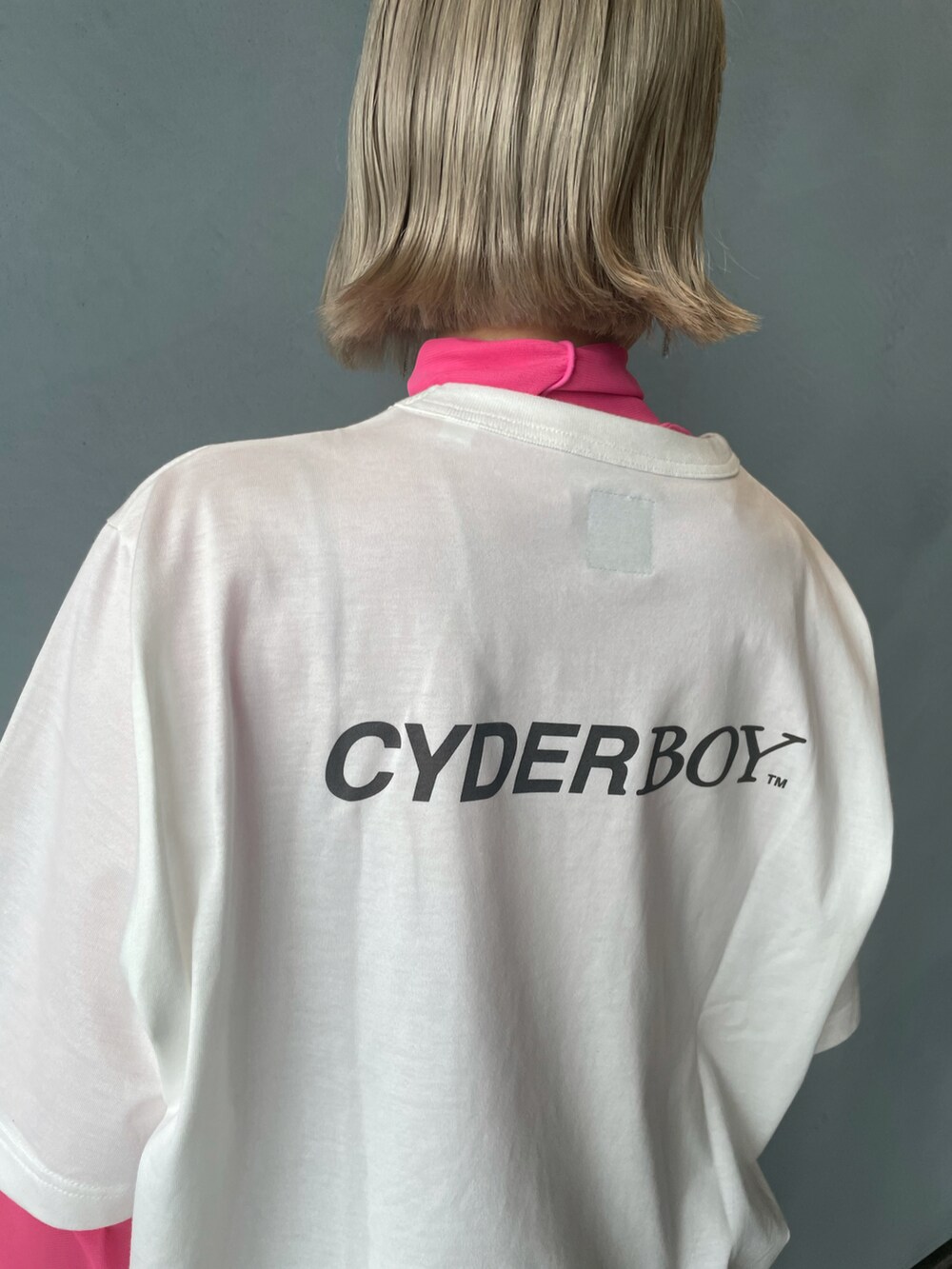 ホワイト系のTシャツ/カットソー、ピンク系のTシャツ/カットソー、ブラック系のスカートを着用したレディースの夏コーディネートの3枚目の写真