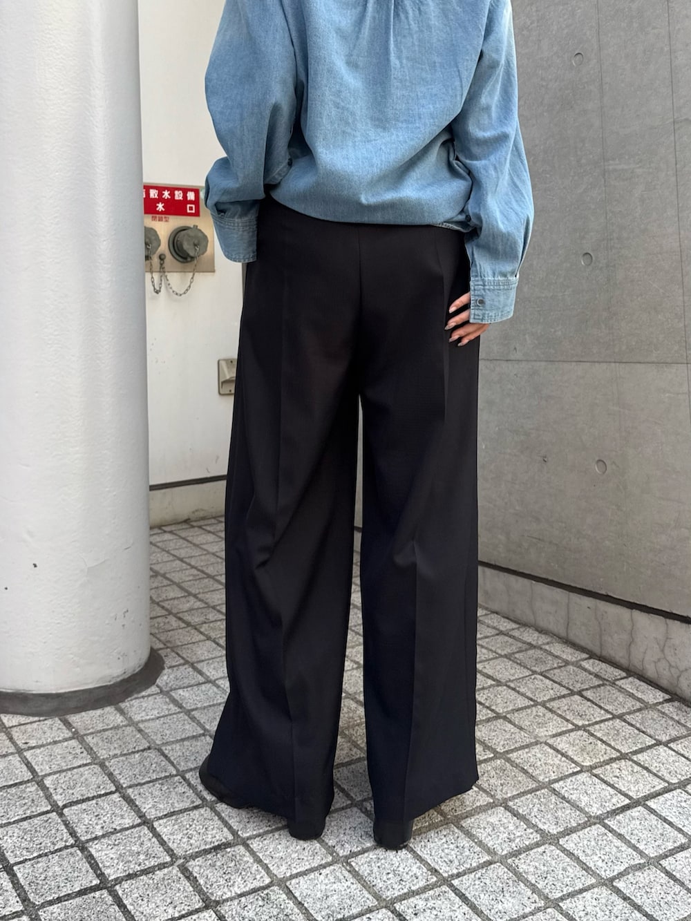 ブルー系のシャツ/ブラウス、ブラック系のスラックス、ブラック系のブーツを着用したレディースの秋コーディネートの6枚目の写真