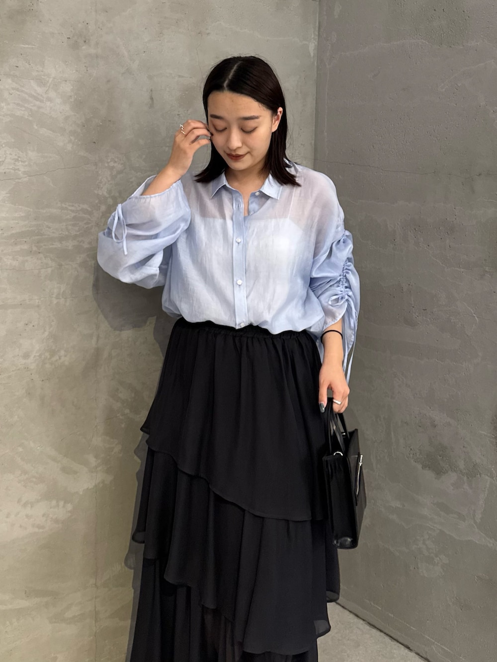 「白Tシャツ、夏ファッション、初夏コーデ、大人カジュアルコーデ、オトナカワイイ、ラフコーデ、リラックススタイル、大人コーデ、夏、シャツスタイル、シャツコーデ、ティアードスカート、ティアード、モノトーン、モノトーンコーデ」｜「Lui'sのシアーギャザ―スリーブシャツ（シャツ/ブラウス、ブルー系）」を使った、miuさん（レディース・158cm）の夏コーディネートの3枚目の写真