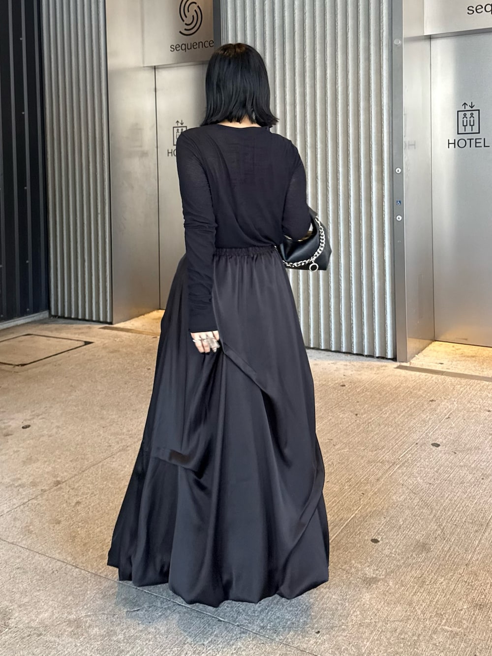 ブラック系のTシャツ/カットソー、ブラック系のスカート、ブラック系のトートバッグを着用したレディースの夏コーディネートの2枚目の写真