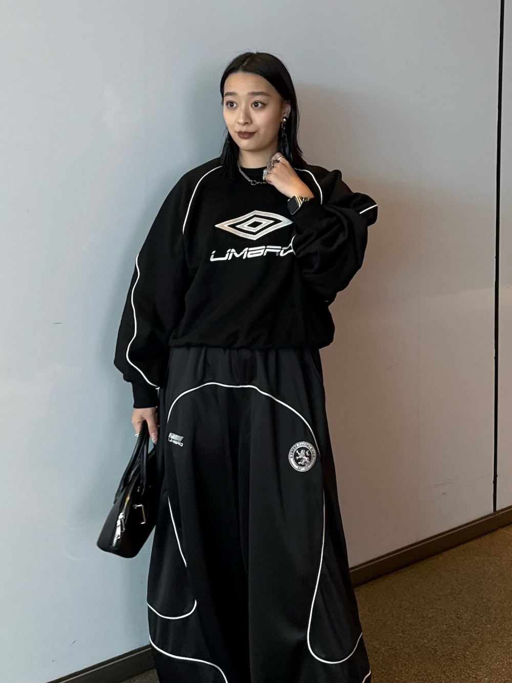 ブラック系のスウェット、ブラック系のその他パンツを着用したレディースの春コーディネートの3枚目の写真