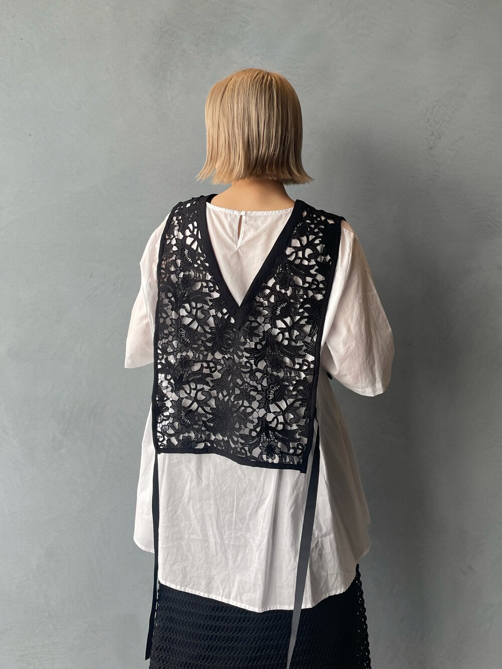 ブラック系のシャツ/ブラウス、ブラック系のスカート、ブラック系のサンダルを着用したレディースの夏コーディネートの4枚目の写真