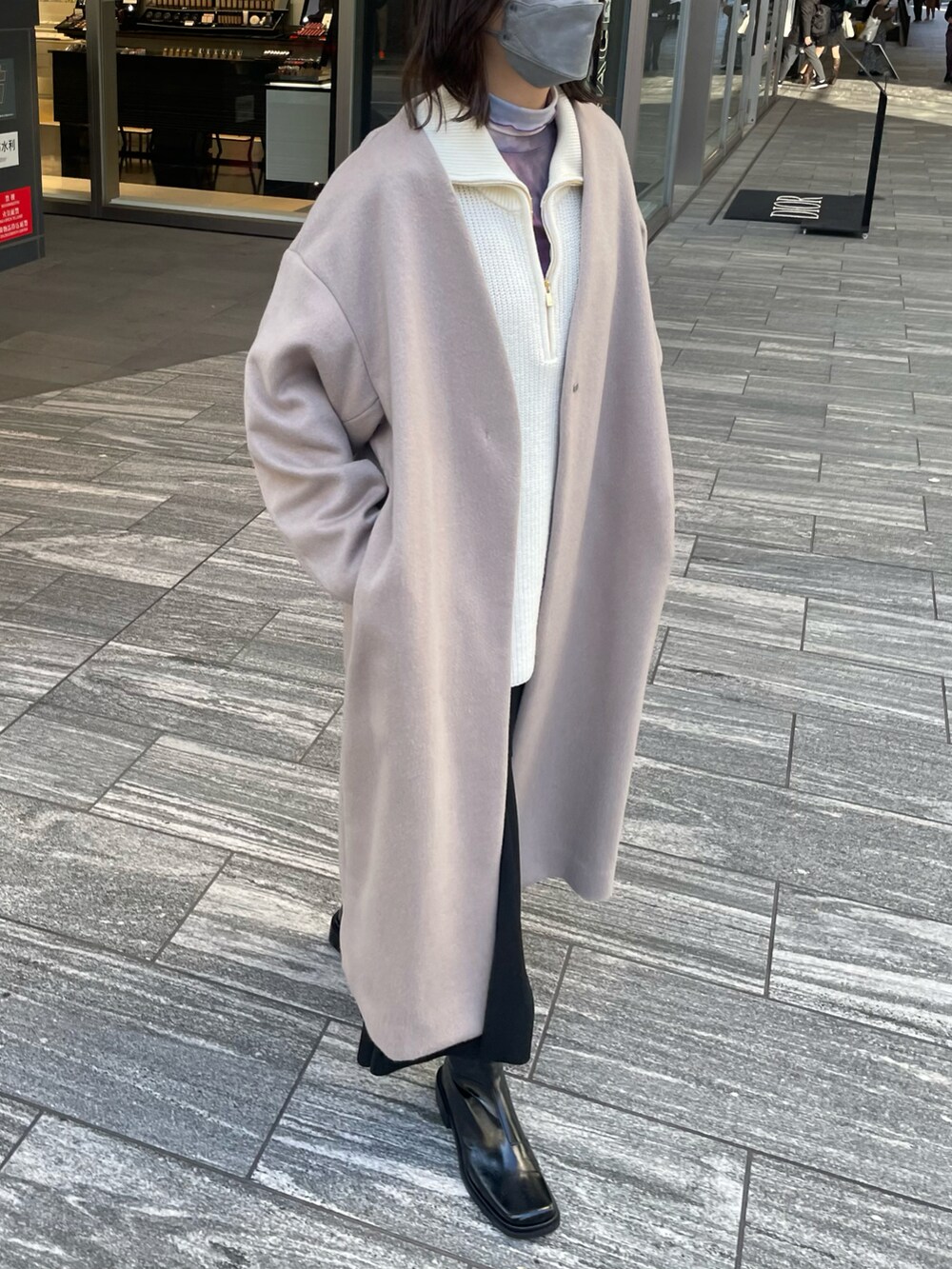 ホワイト系のニット/セーター、パープル系のTシャツ/カットソー、ブラック系のスカートを着用したレディースの冬コーディネートの2枚目の写真