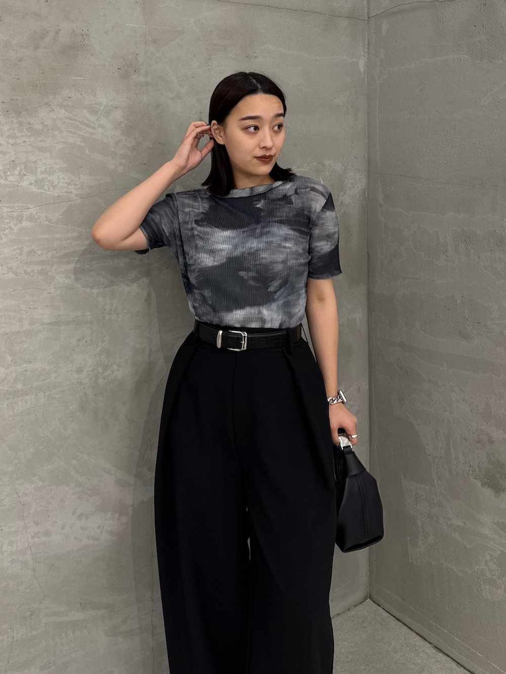 「最近のいい感じコーデ、韓国ファッション、大人カジュアル、休日スタイル、シアートップス、シアー、きれいめ、キレイめ、きれいめコーディネート、スラックス、スラックスパンツ、黒パンツ」｜「Lui'sのプリーツシアートップス（Tシャツ/カットソー、グレー系）」を使った、miuさん（レディース・158cm）の春コーディネートの3枚目の写真