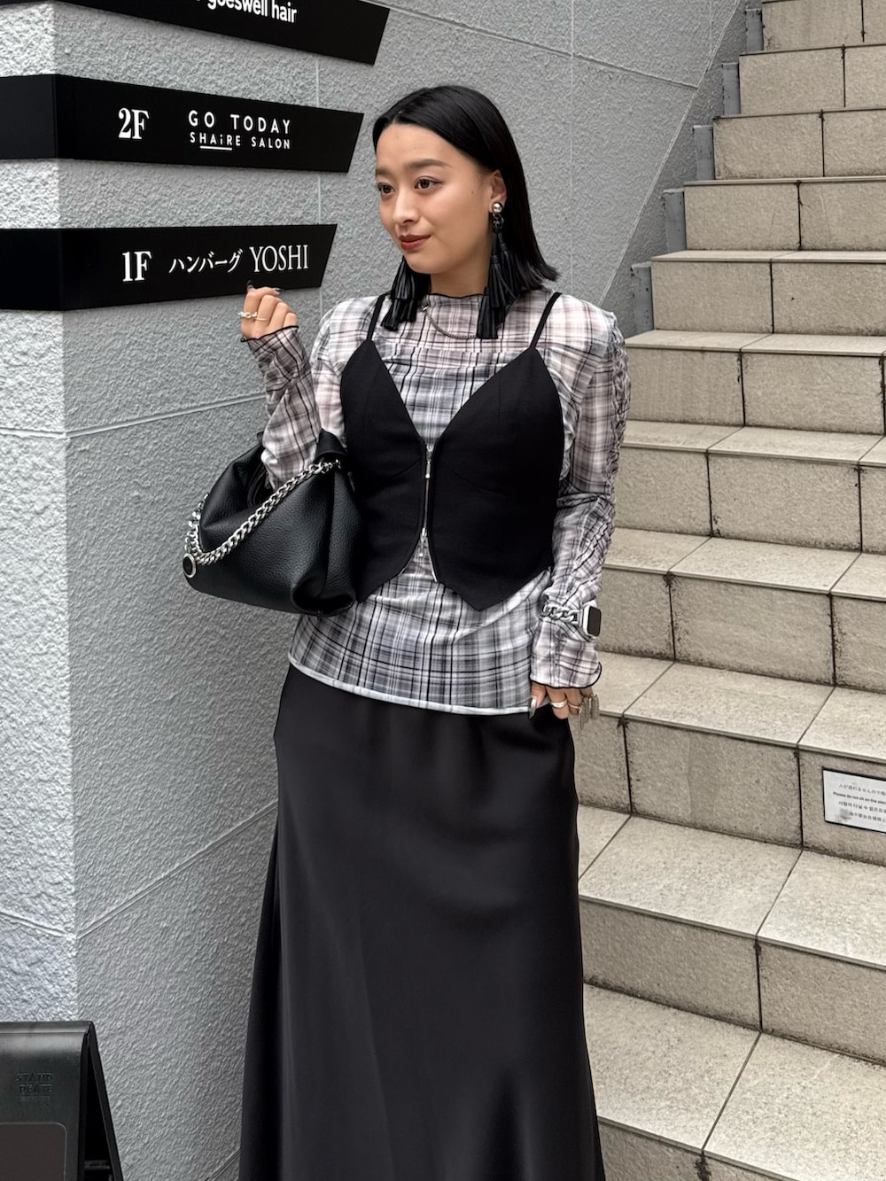 ブラック系のTシャツ/カットソー、ブラック系のスカート、ブラック系のトートバッグを着用したレディースの春コーディネートの3枚目の写真